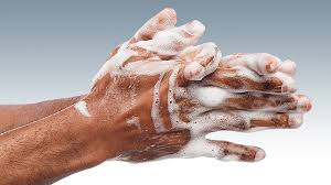 Se laver fréquemment les mains avec une solution hydroalcoolique ou à l’eau et au savon.